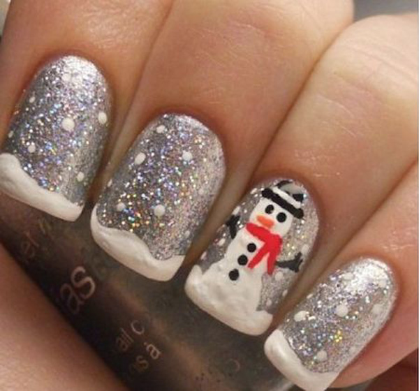 Snowman inspired Christmas nail art. Recreate the snowman and the snow with this nail art reference. Make use of a combination of nail polish and glitter polish for that sparkling effect.