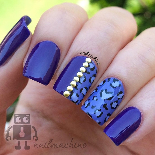 Royal blue themed leopard nail art design. The metallic look of the blue makes the design look fierce and modern whereas the addition of the gold beads help make it looks elegant.