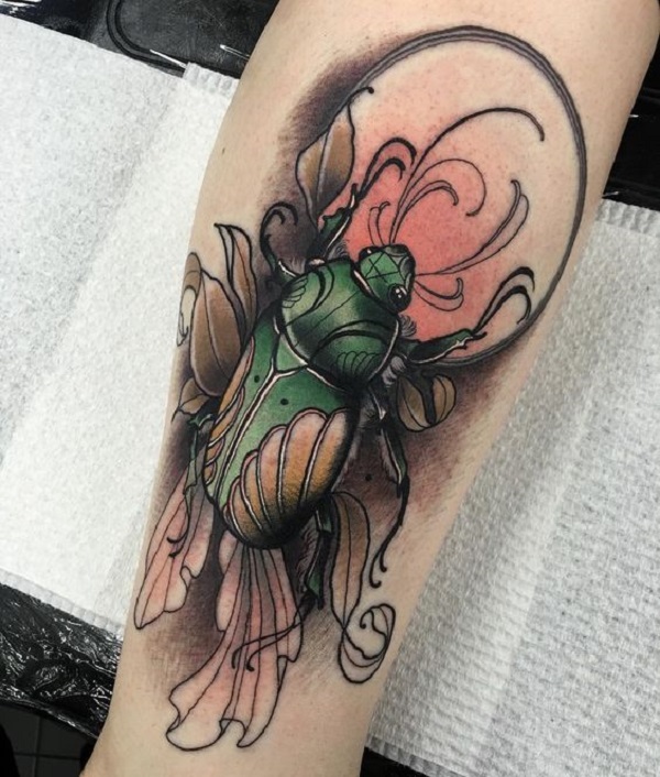 Lo splendido disegno del tatuaggio dello scarabeo