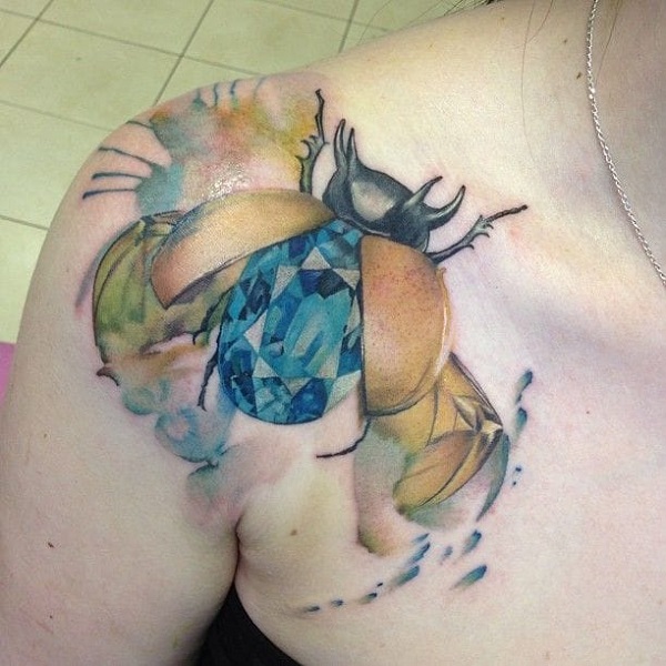 Tatuaggio scarabeo colorato in acqua sulla spalla